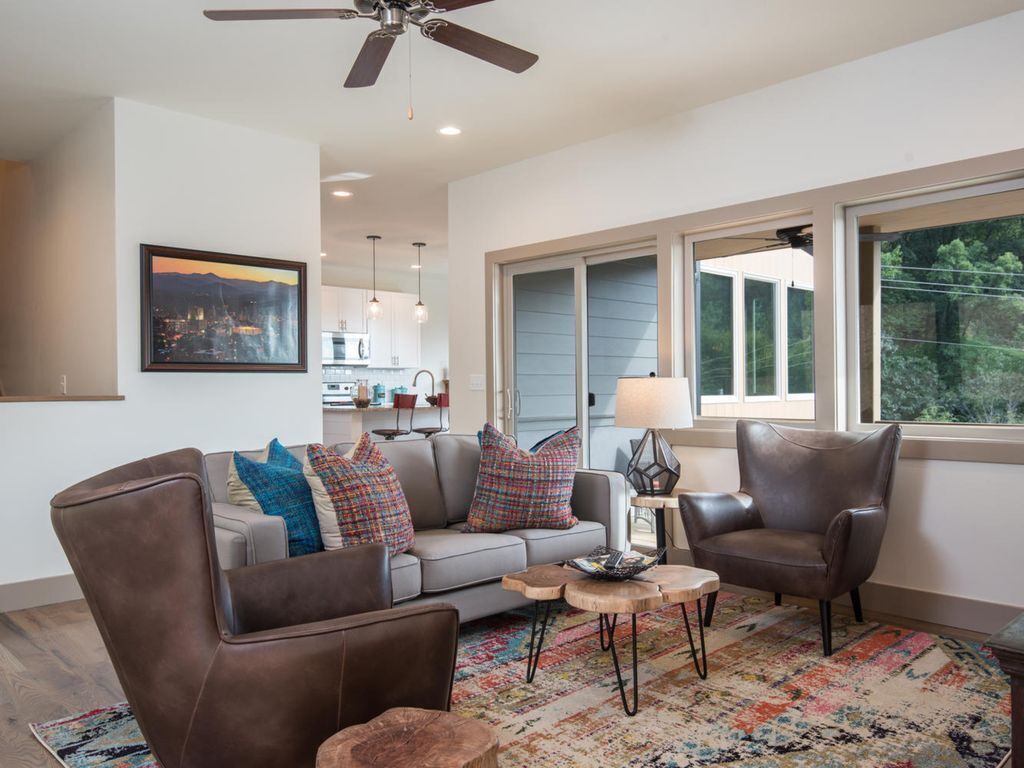 Modern Home W/ Hot Tub & MTN Views 5 Miles to Downtown Asheville 