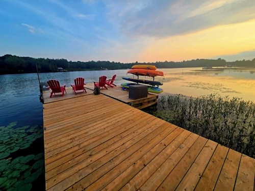 Waterfront cottage with games room on Lake Cecebe