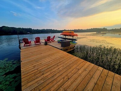 Waterfront cottage with games room on Lake Cecebe