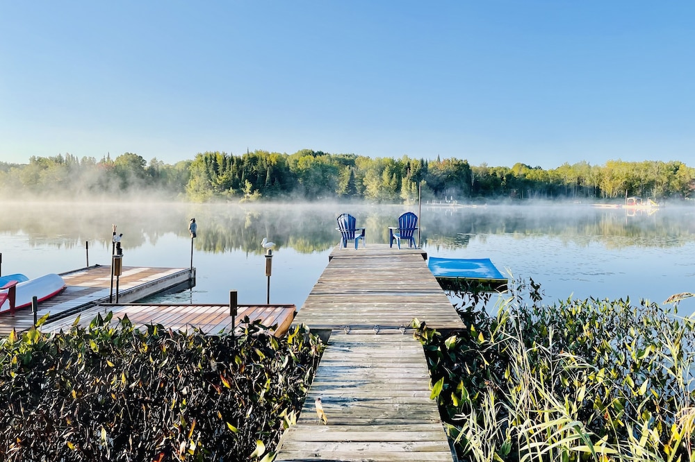 Waterfront cottage with games room on Lake Cecebe