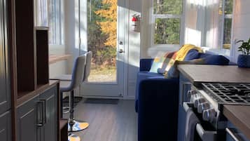 Frigorífico, microondas, placa de cocina y cafetera o tetera