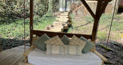 5 minutes to Helen center, hot tub, on creek with waterfall’