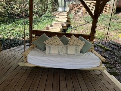 5 minutes to Helen center, hot tub, on creek with waterfall’