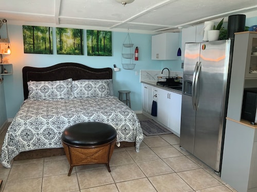 Beautiful Detached Remodeled Cottage Studio/ Downtown Palm Harbor.NON FLOOD Zone