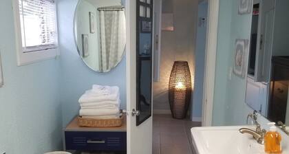 Beautiful Detached Remodeled Cottage Studio/ Downtown Palm Harbor.NON FLOOD Zone