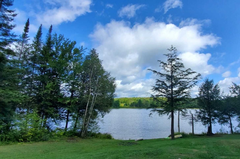 5mins from Parry Sound, Small, clean lake with only 5 other cottages!