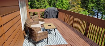 5mins from Parry Sound, Small, clean lake with only 5 other cottages!