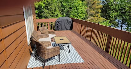 5mins from Parry Sound, Small, clean lake with only 5 other cottages!