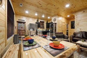 Dining - Chill Inn - Indoor Pool, Hot Tub, Game Room (Pigeon Forge)