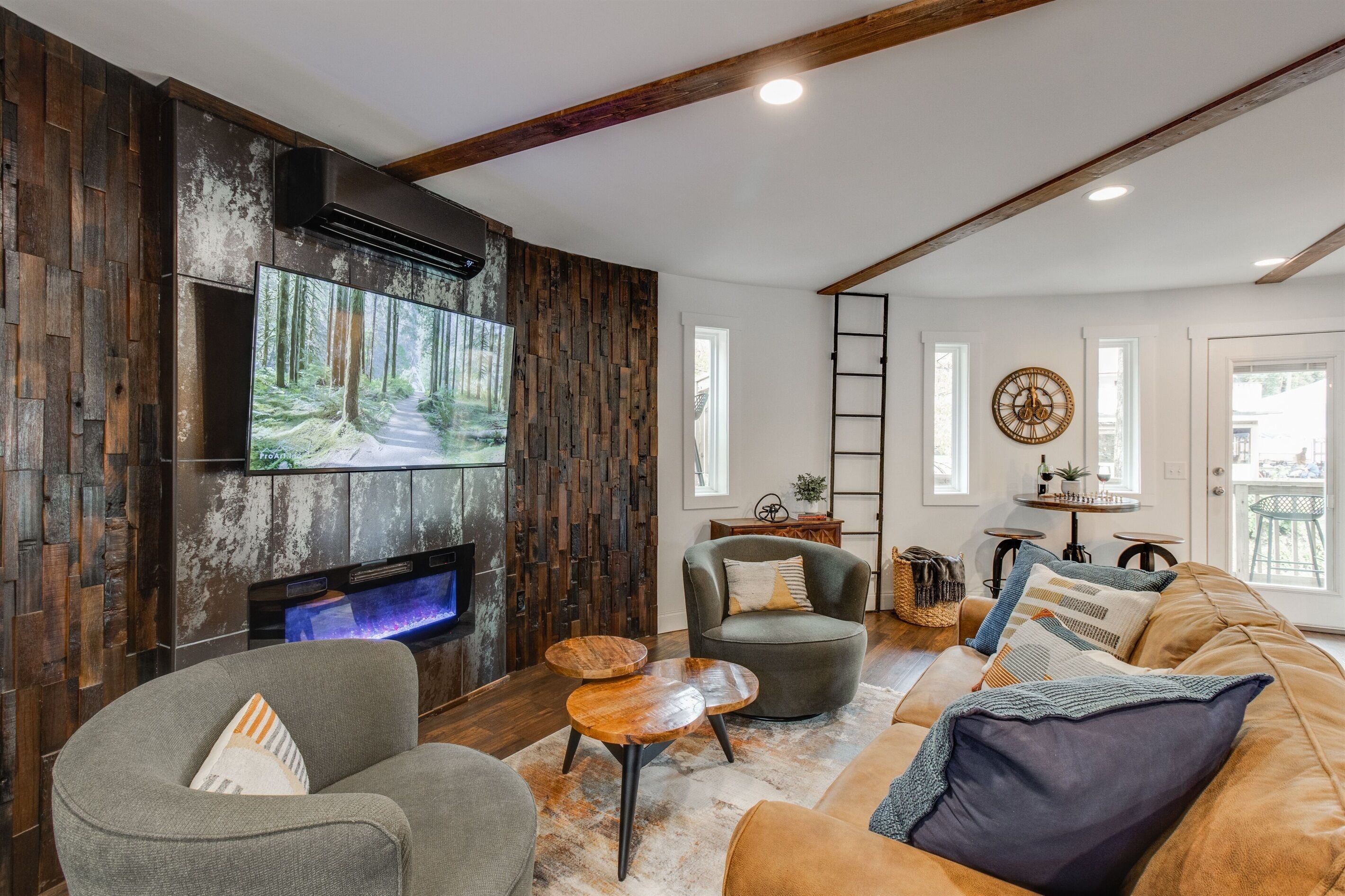 Smart TV, chimenea, videojuegos y estéreo 