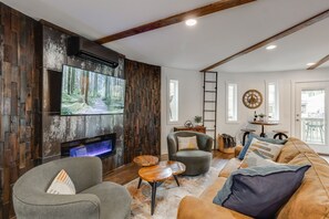 TV connectée, cheminée, jeux vidéo, chaîne hi-fi