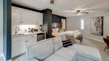 3 bedrooms, desk, iron/ironing board, travel crib