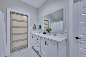 Combined shower/bathtub, hair dryer, towels