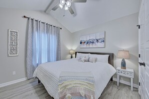 3 bedrooms, desk, iron/ironing board, travel crib - Howdy Holiday: Modern Family Getaway (Corpus Christi)