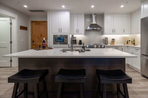 Jääkaappi, mikroaaltouuni, uuni, liesi