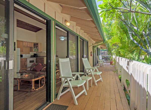 Terrace/patio - 500 feet to the 🌊, 1000 feet 🏝 and 🐢 (Koloa)