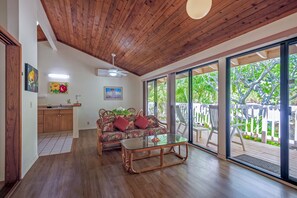 Smart TV - 500 feet to the 🌊, 1000 feet 🏝 and 🐢 (Koloa)