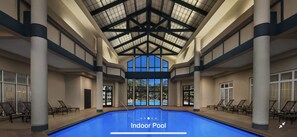 Een binnenzwembad en een buitenzwembad