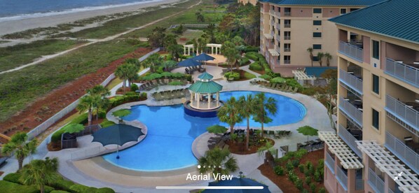 Een binnenzwembad en een buitenzwembad