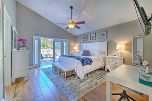 4 chambres, bureau, fer et planche à repasser, lit de bébé portatif