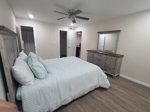 3 habitaciones, tabla de planchar con plancha y cuna de viaje