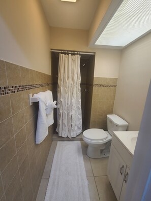 Duschwanne, Haartrockner, Handtücher, Toilettenpapier