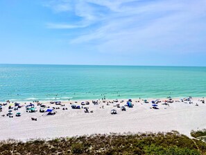Sulla spiaggia, teli da spiaggia