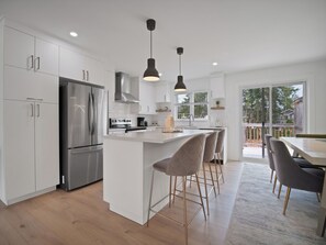 Fridge, microwave, oven, stovetop - Cheerful, modern 3 -bedroom house (Moncton)