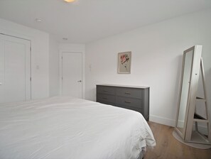 3 bedrooms, desk, WiFi, bed sheets