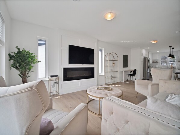 Smart TV - Cheerful, modern 3 -bedroom house (Moncton)