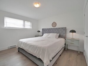 3 bedrooms, desk, WiFi, bed sheets - Cheerful, modern 3 -bedroom house (Moncton)