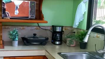 Réfrigérateur, micro-ondes, cafetiÚre/bouilloire