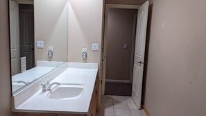 Combined shower/tub, bidet, towels, toilet paper