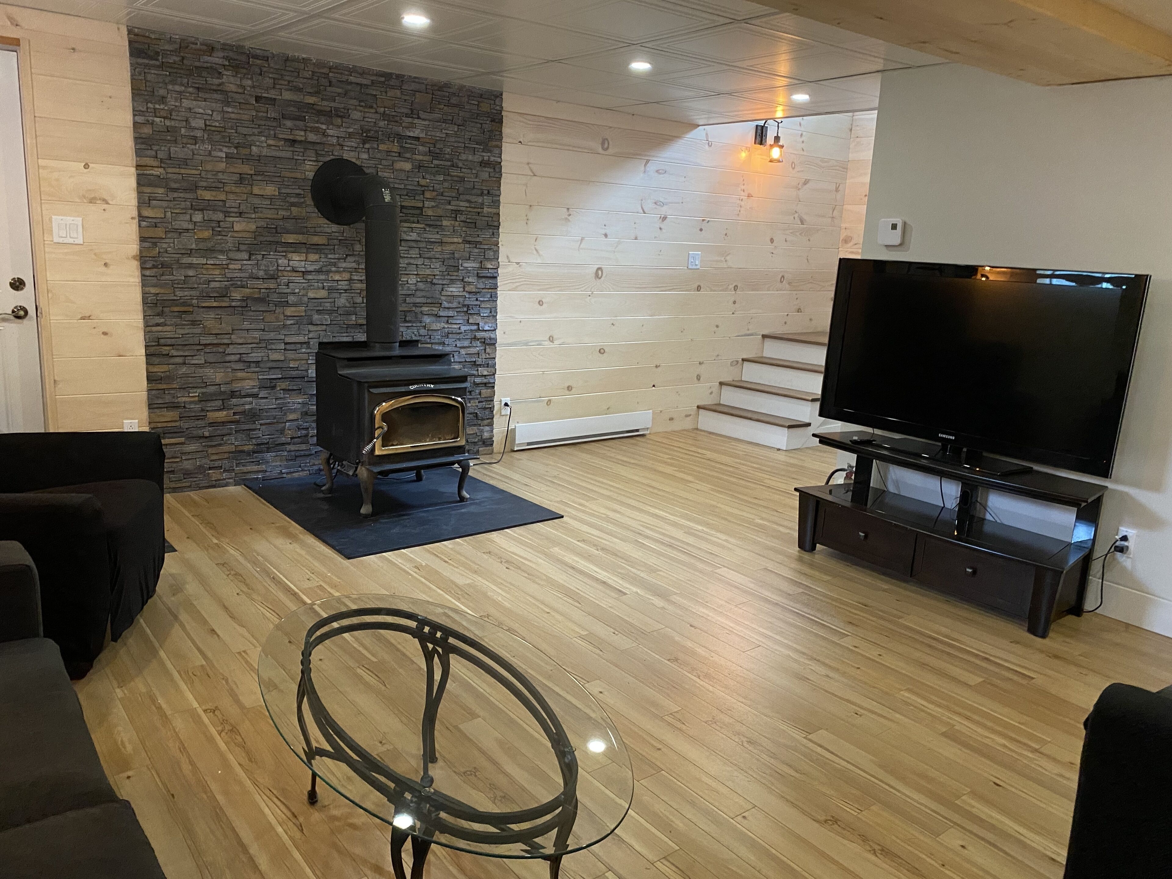 Lakeside cottage in the upper Laurentians