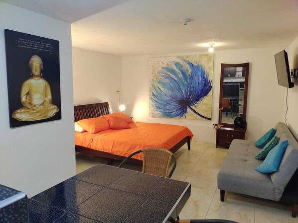 1 slaapkamer, een strijkplank/strijkijzer, gratis wifi, beddengoed