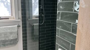 Badewanne, Haartrockner, Handtücher, Seife