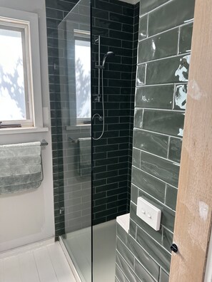 Baignoire, séchoir à cheveux, serviettes fournies, savon