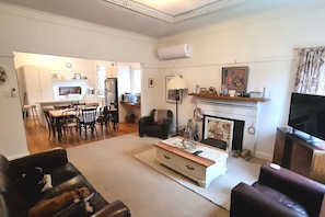 Älytelevisio, takka, pöytätennispöytä, kirjoja