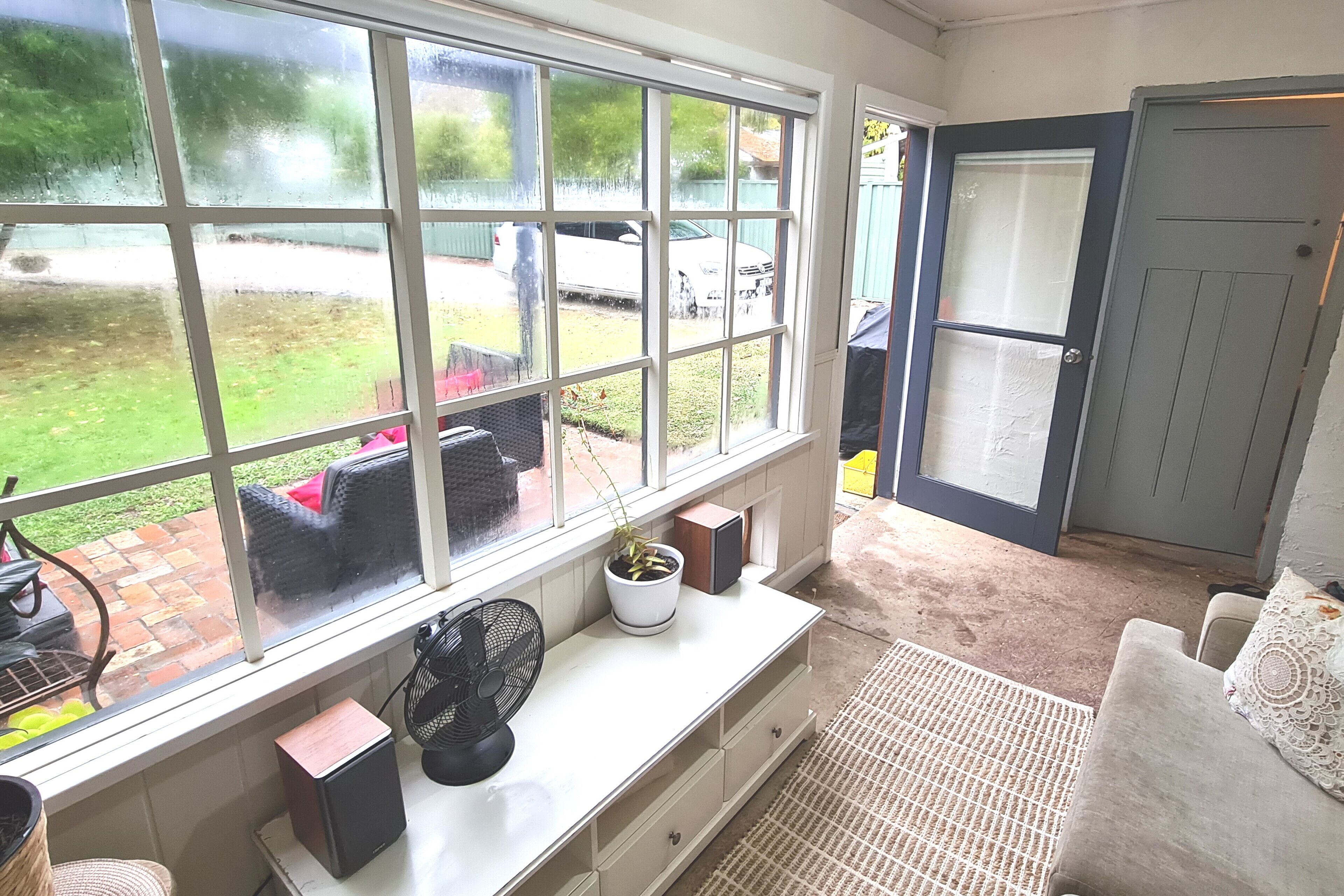 Una Smart TV, una chimenea, una mesa de tenis de mesa, libros