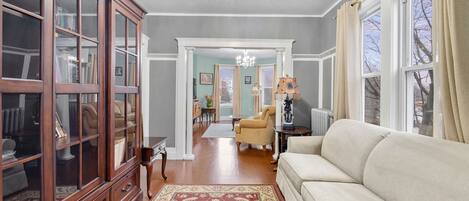 Una Smart TV, libros, una pantalla de ordenador, una impresora