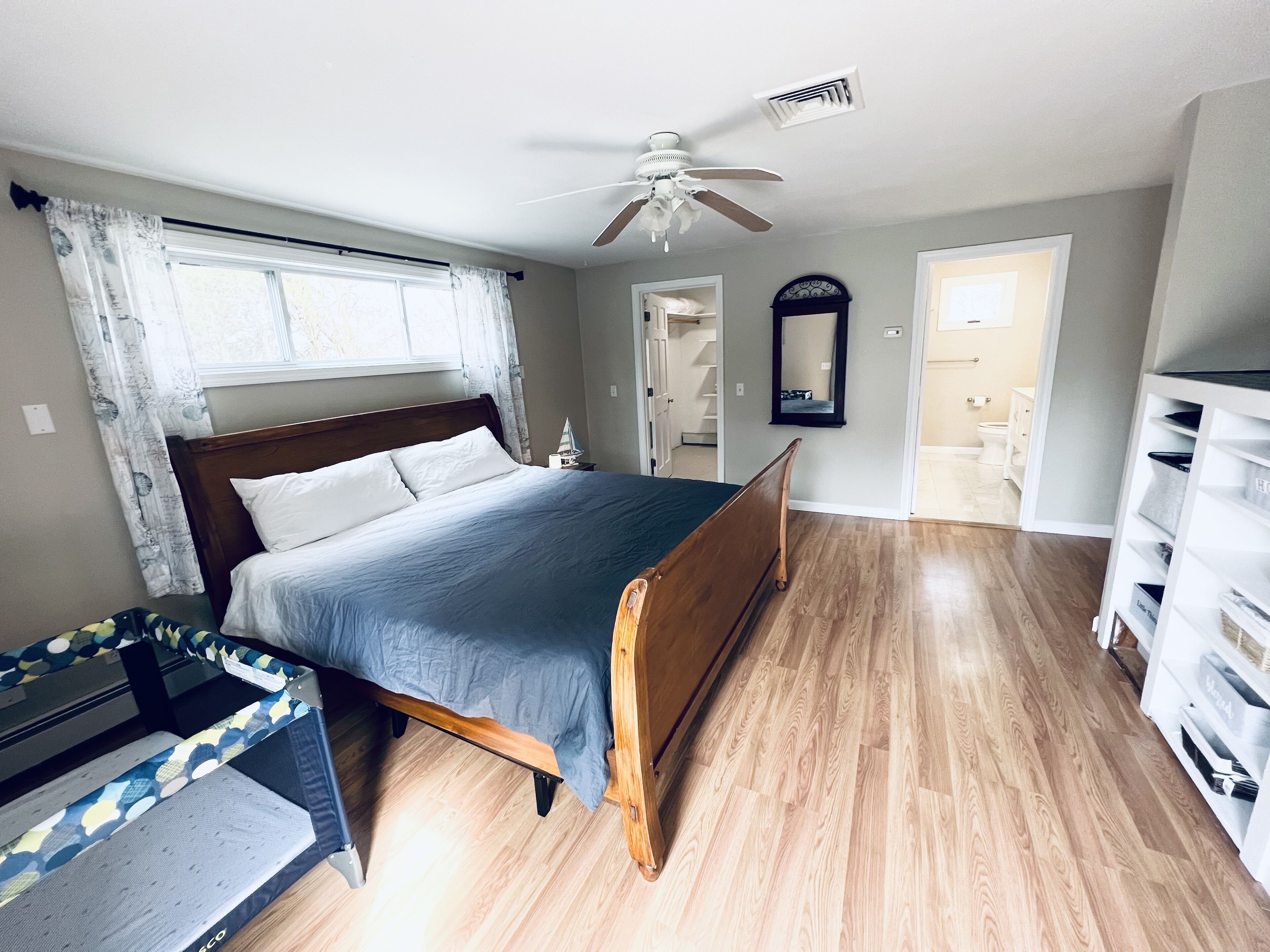 4 bedrooms, iron/ironing board, WiFi, bed sheets