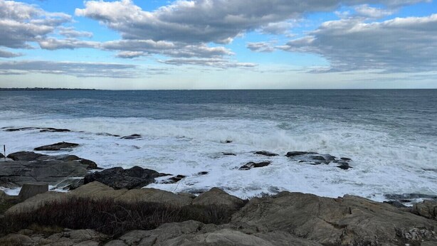 A coastal landscape with rocky shores and the ocean. - Great location! Short walk to the beach, 5min drive to center! A lot of capacity (Jamestown)