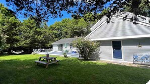 A house with a covered patio, a picnic table, and a hammock. - Great location! Short walk to the beach, 5min drive to center! A lot of capacity (Jamestown)