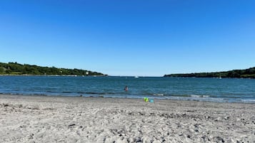 Playa en los alrededores y camastros