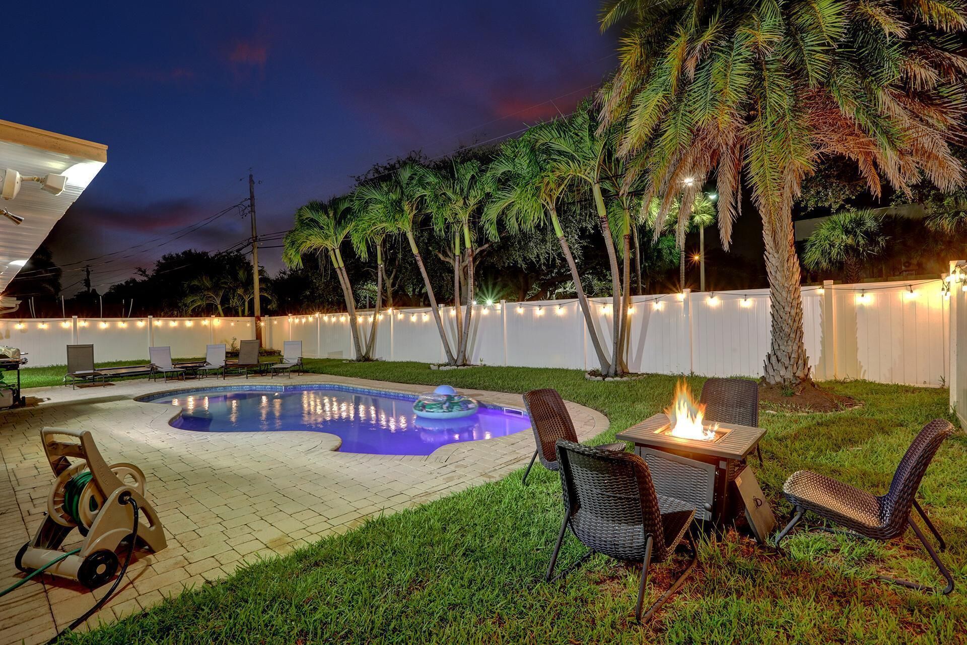 Beautiful 4 Bdrm Heated Pool Jacuzzi - 1.5 miles to Beach