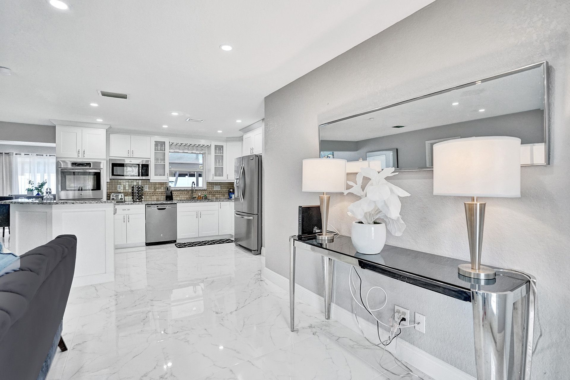 Beautiful 4 Bdrm Heated Pool Jacuzzi - 1.5 miles to Beach