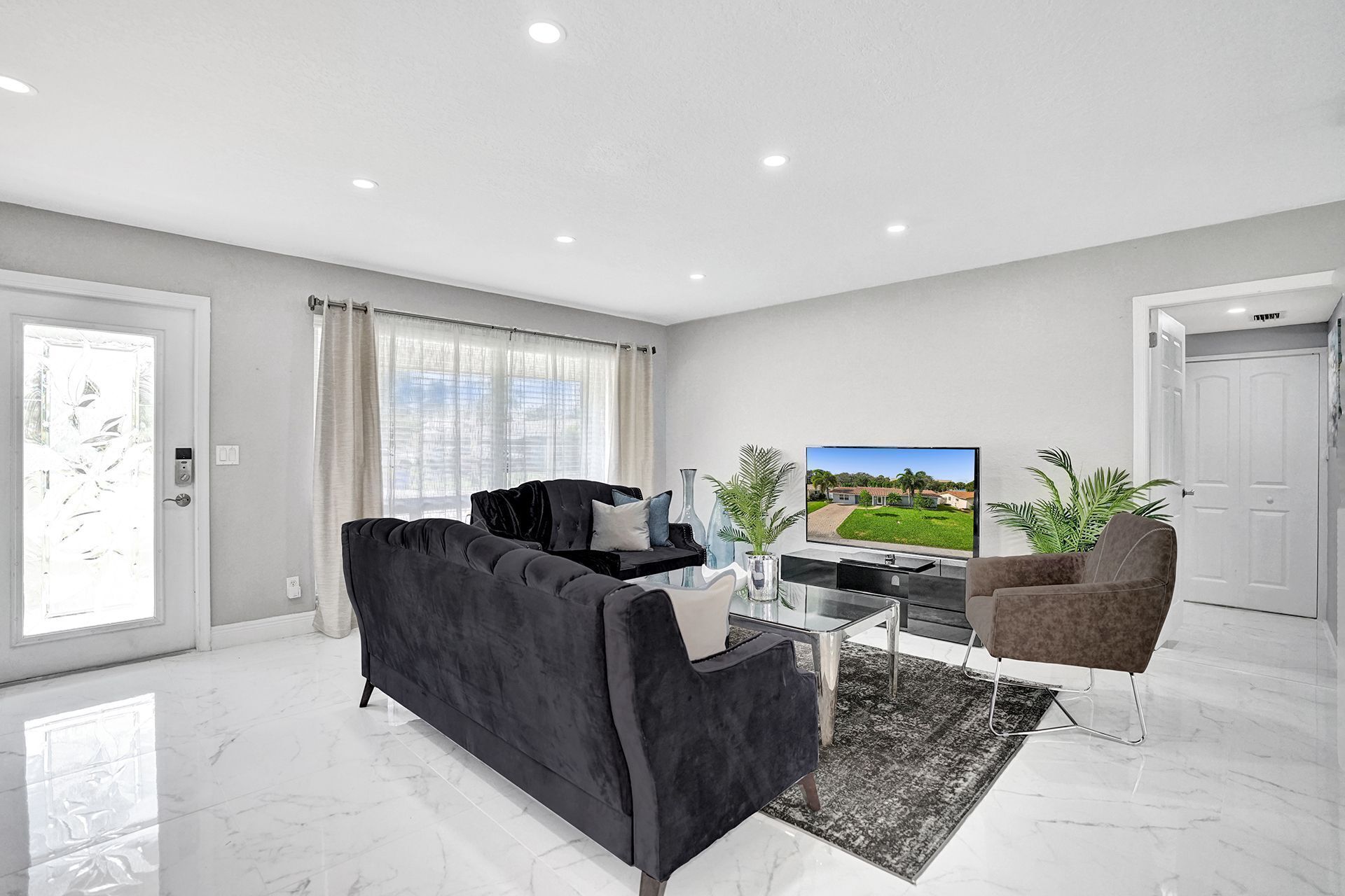 Beautiful 4 Bdrm Heated Pool Jacuzzi - 1.5 miles to Beach