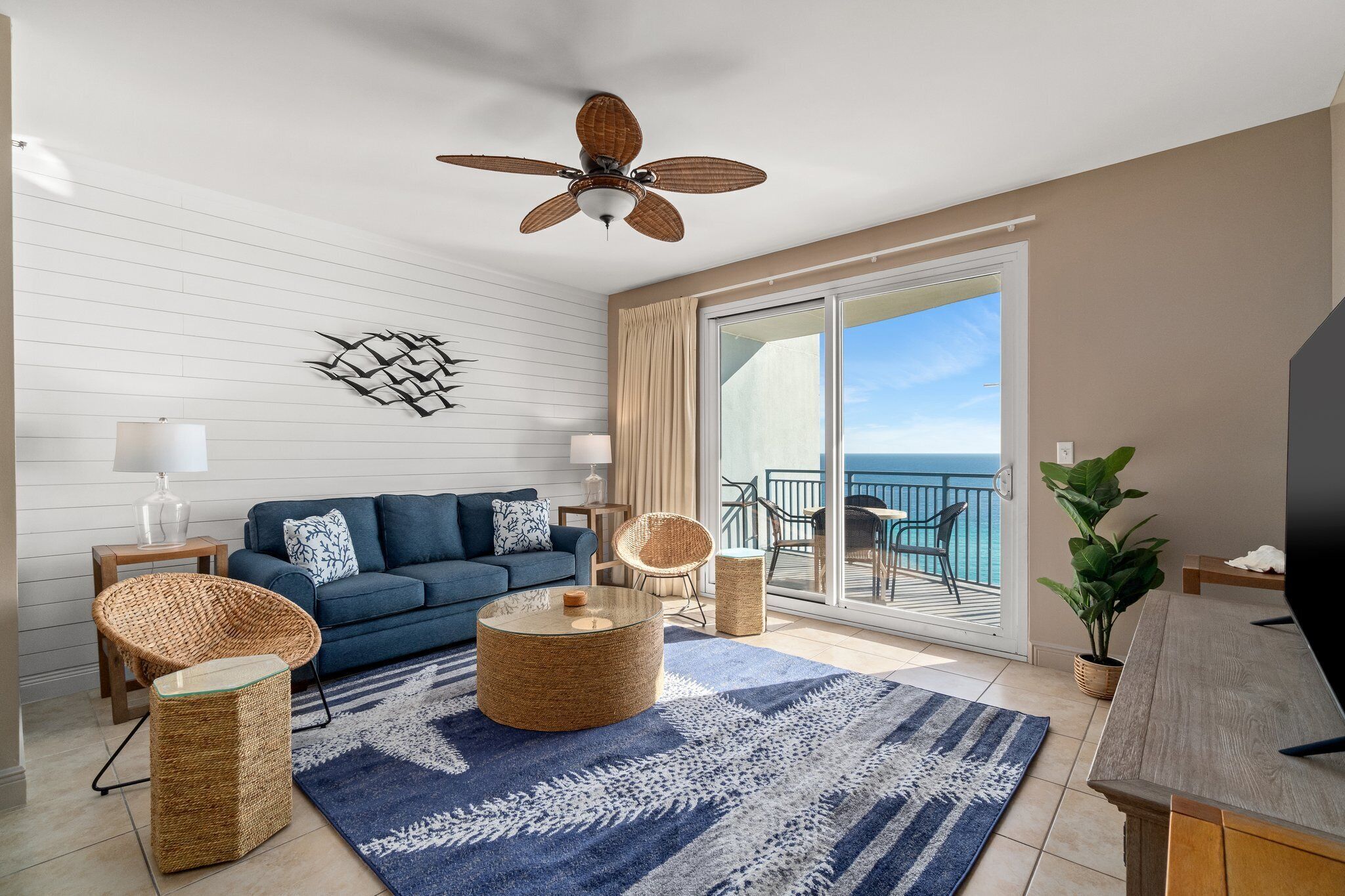 Een smart-tv, een dvd-speler en boeken