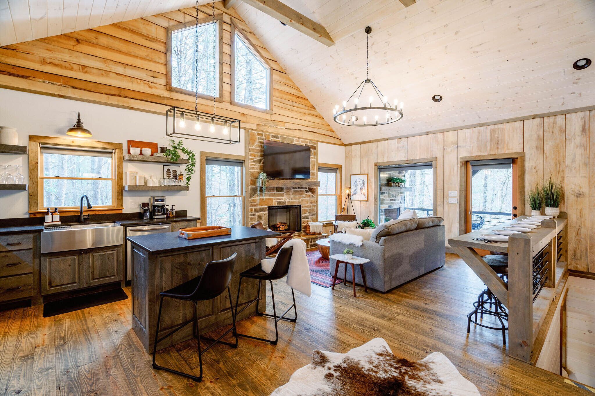 New! Insta-Worthy Luxury Cabin - HotTub + GameRoom