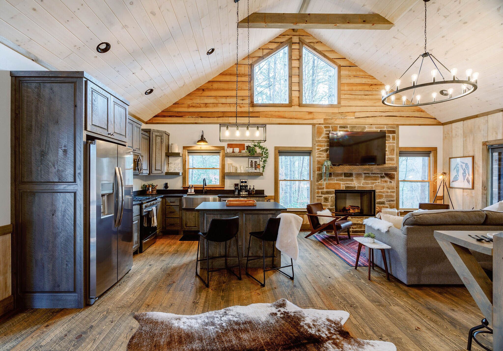New! Insta-Worthy Luxury Cabin - HotTub + GameRoom